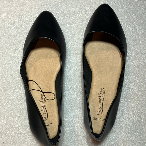 Black pointy flats. Black. Size 9. New. - Picture 4 of 5